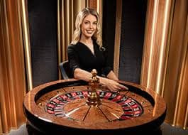Tampilan Live Roulette di platform yuyutei dengan dealer dan roda roulette langsung